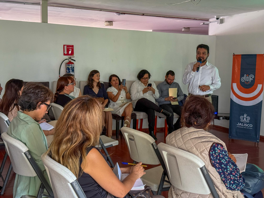 Ponente habla a los asistentes al fondo se obervan las autoriadades
