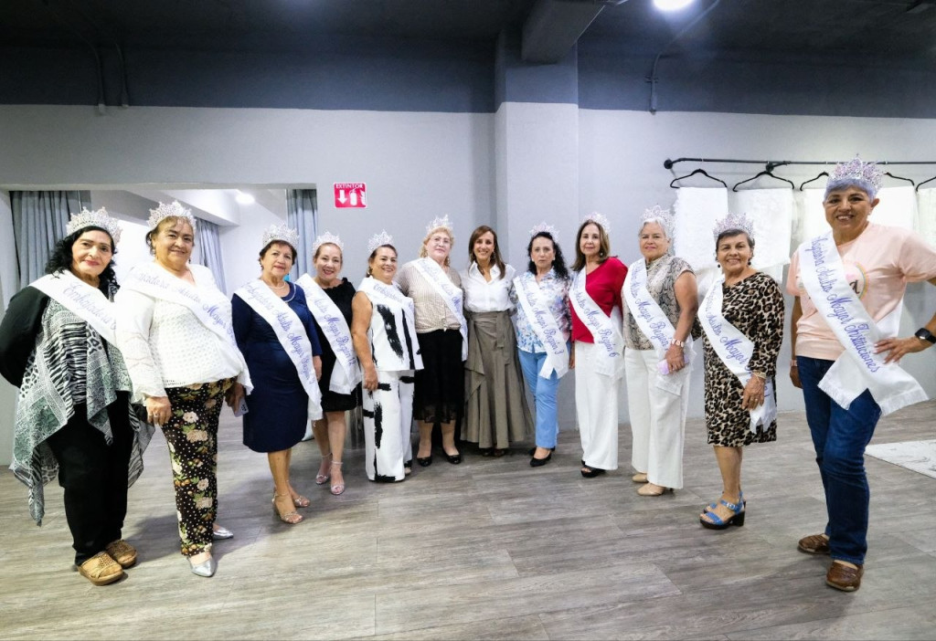 Maye Villa, Presidenta de DIF Jalisco junto a las participantes de la Embajadora de las Personas Adultas Mayores Jalisco 2025