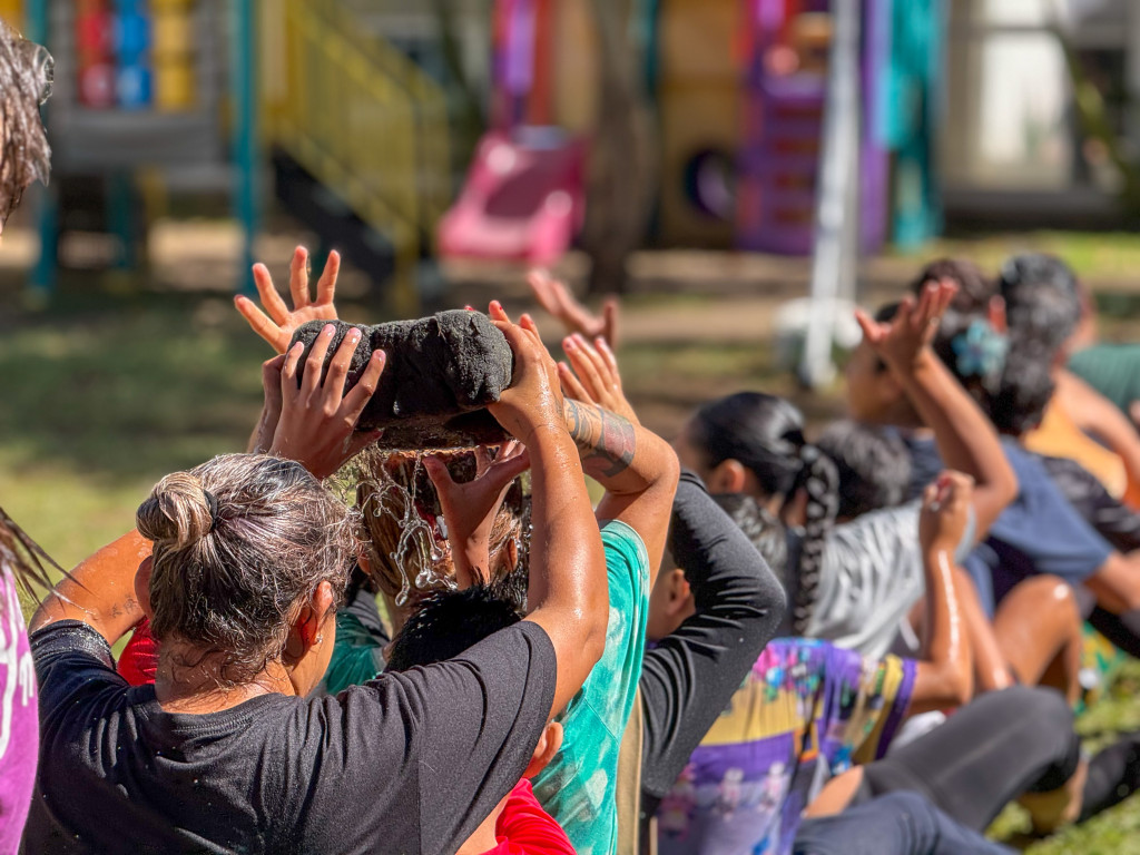 Familias del CAE participando en las actividades acuáticas para fortalecer el vínculo entre padres e hijos