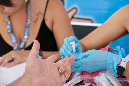 Tomando muestra de salud en brigada Yo Jalisco