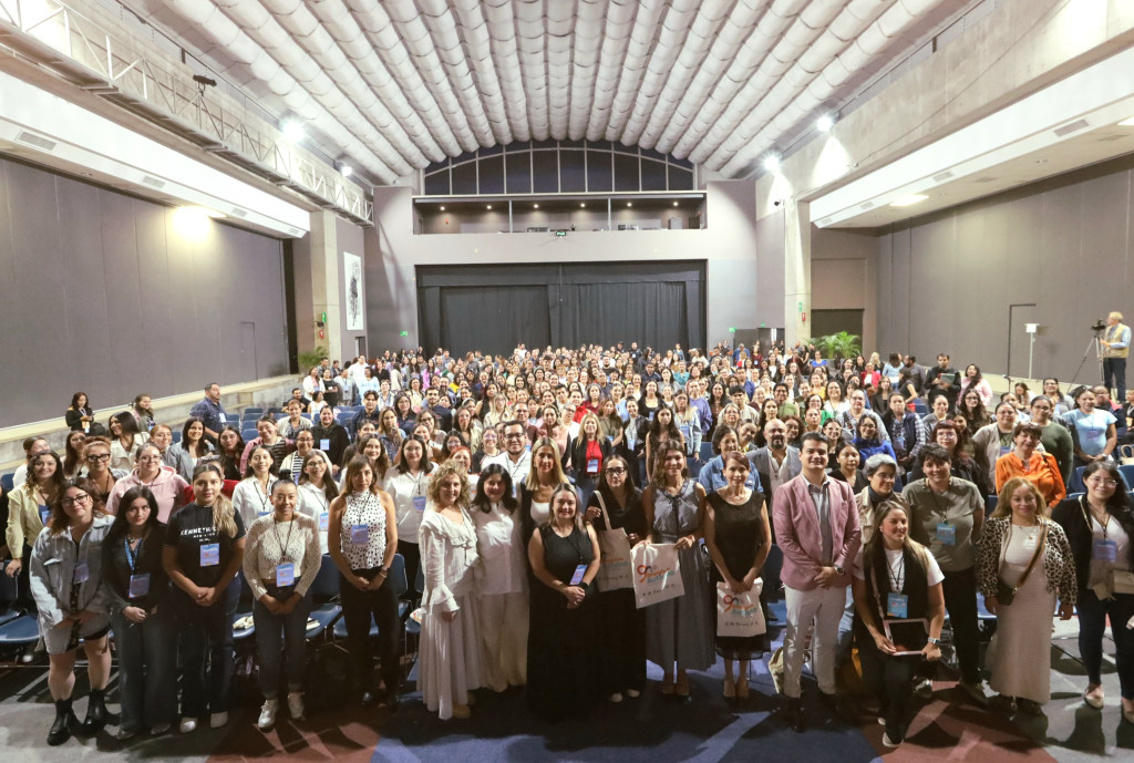 Autoridades estatales, municipales y participantes en el 9º Simposio “Crecer en Comunidad”