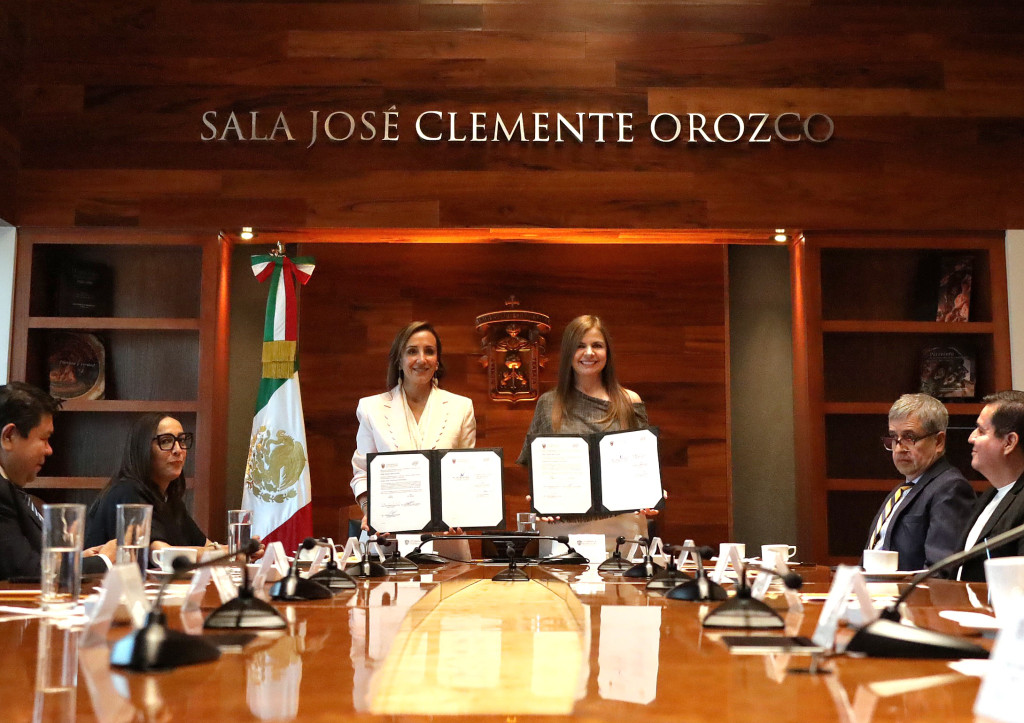 En la firma de convenio entre DIF Jalisco y la Universidad de Guadalajara