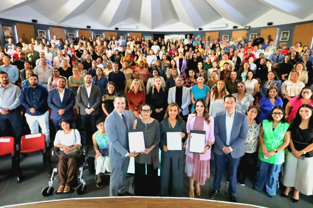 Autoridades de DIF Jalisco, estatales, municipales y asistentes en la presentación de la Política Pública de Desarrollo de Talento y Empleabilidad con Inclusión y Movilidad Social