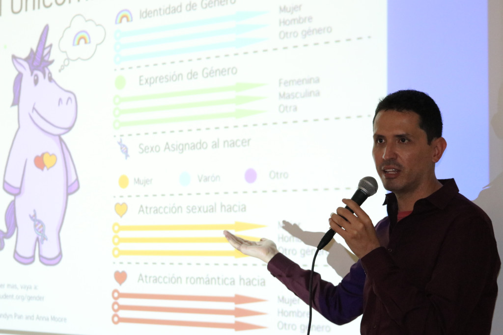 Ponente explica conceptos clave al fondo se bservan en la pantalla