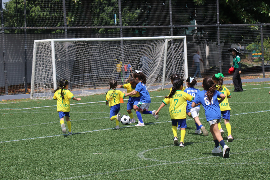 niñas jugando al futbol