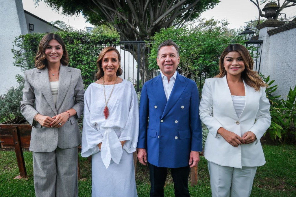 Foto oficial autoridades: Pablo Lemus, Maye Villa, Mónica Magaña y Gaby Cárdenas