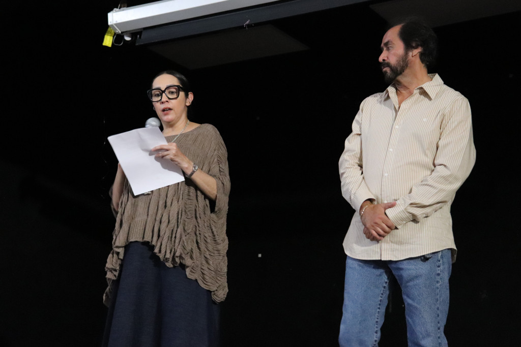 Directora General haciendo uso de la voz junto al  Líder Sindical