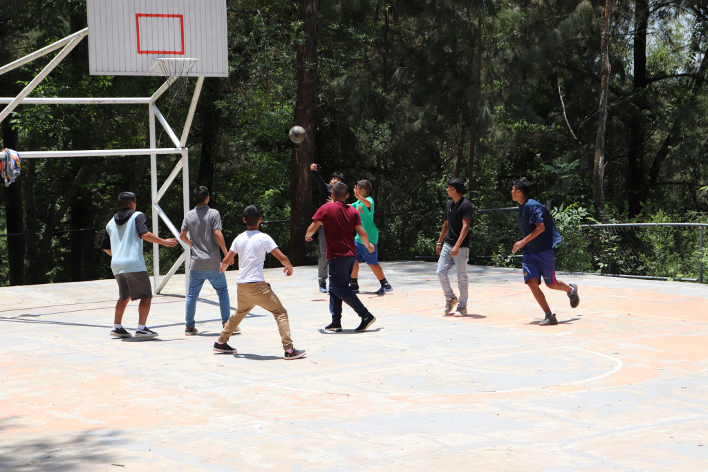 Niños y adolescentes participantes del primer campamento para residentes de los Centros de Asistencia Social en el Estado