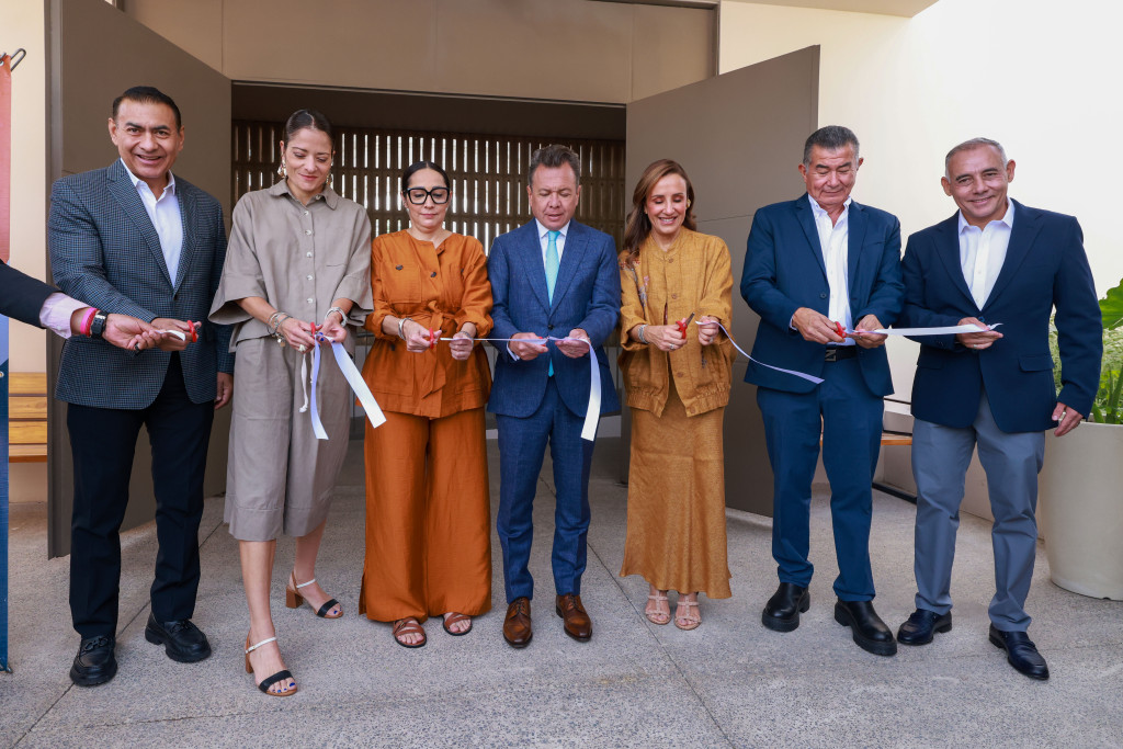 Autoridades cortan el liston inaugural