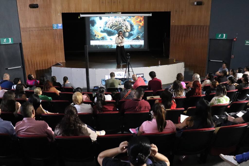 Especialista expone frente a asistentes en el auditorio Fray Antonio Alcalde de DIF Jalisco