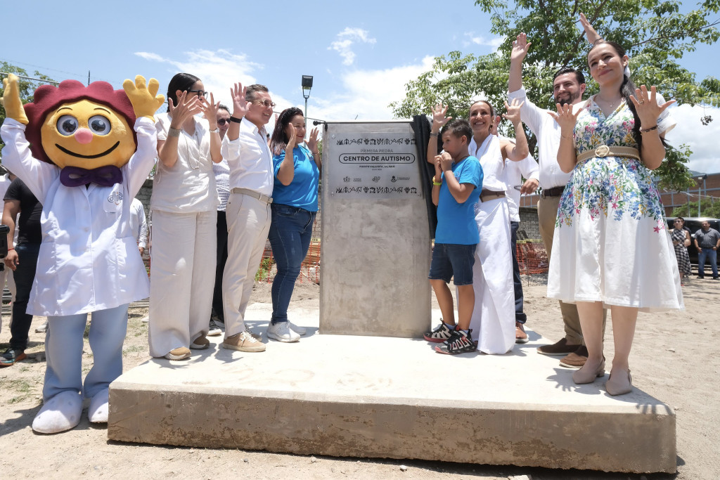 FOTO OFICIAL autoridades y mamá e hijo develando placa de la primera piedra
