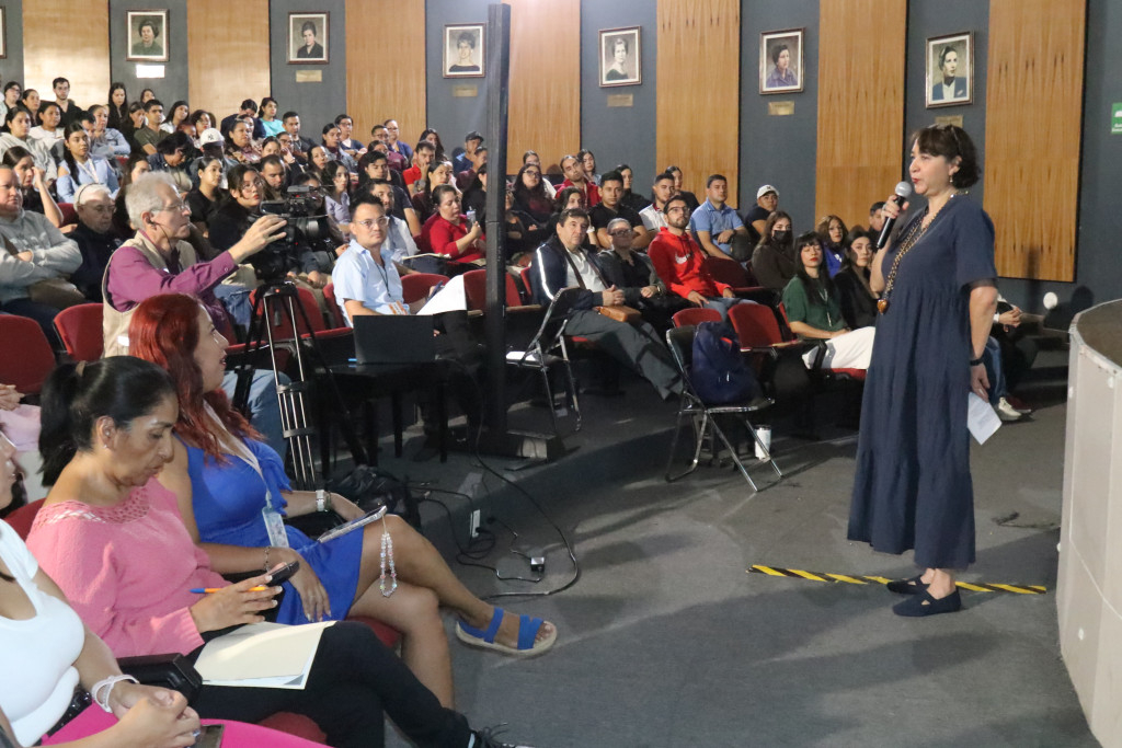 Subdirectora de Inclusión habla a las y los asistentes en el auditorio