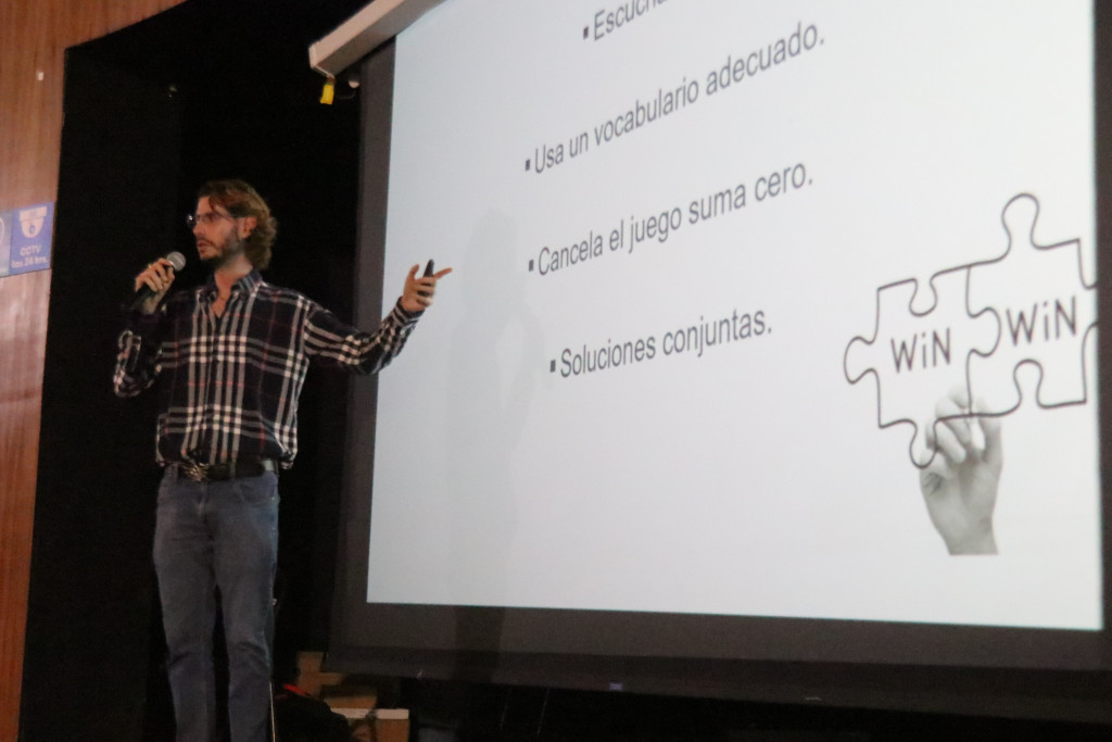Ponente explicando
