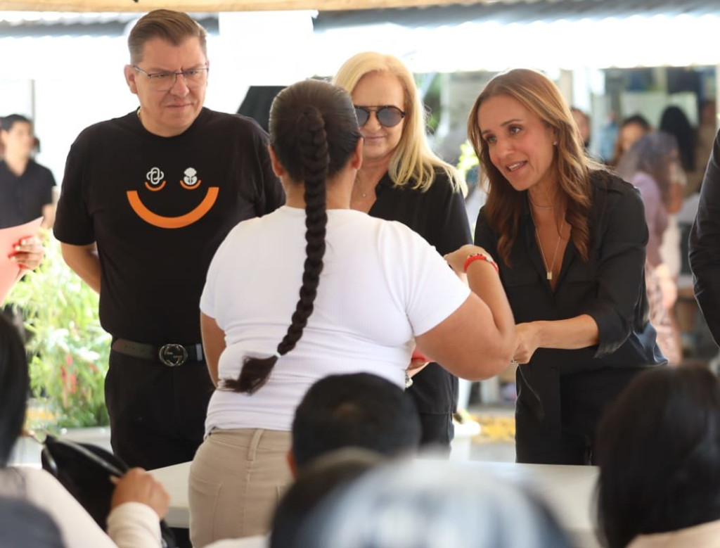 Autoridades entregan certidificado a mujer