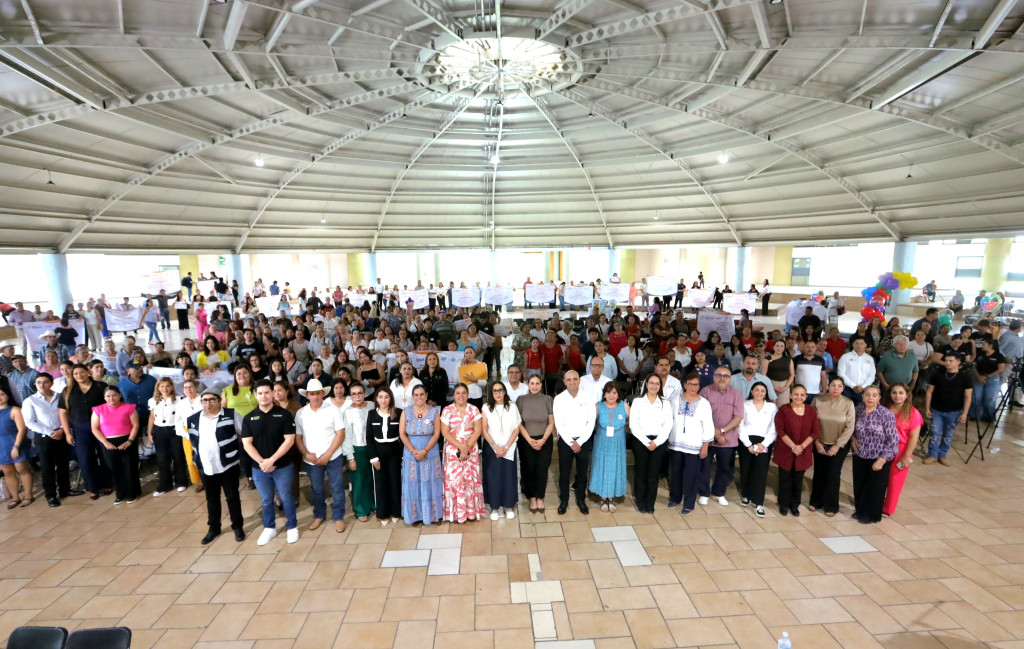 Autoridades de DIF Jalisco, DIF municipal y asistentes en la entrega proyectos comunitarios en Zapotlán el Grande