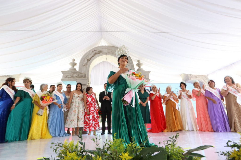 Embajadora Ganadora Región 11 con la corona y flores.