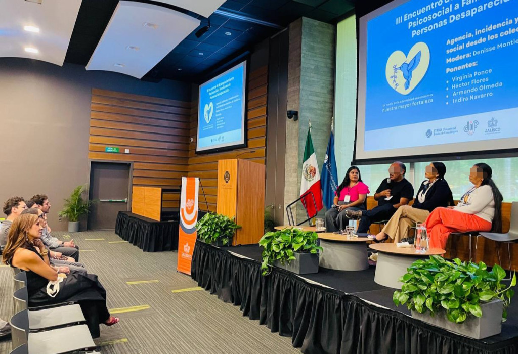 Autoridades de DIF Jalisco escuchando al encuentro de reflexión, memoria y participación con las familias de personas desaparecidas