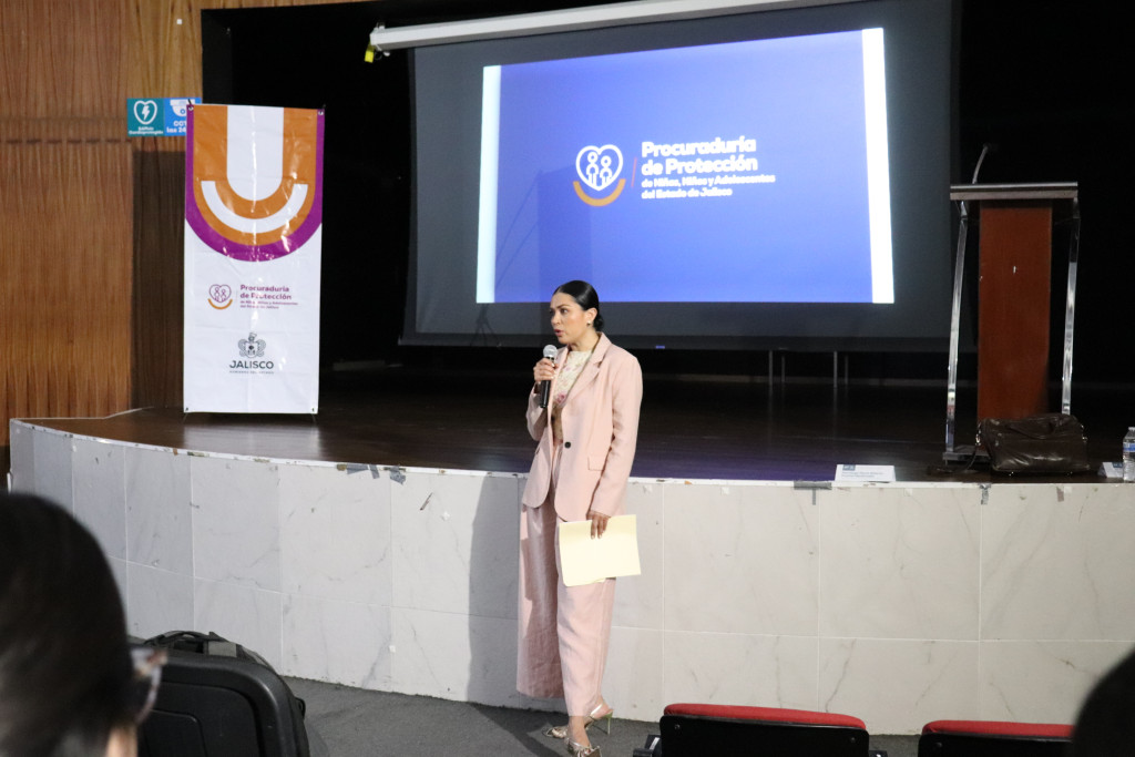 Sandra Trelles, Procuradora de la PPNNA en la capacitación a personal responsable y personas cuidadoras de los Centros de Asistencia Social (CAS)