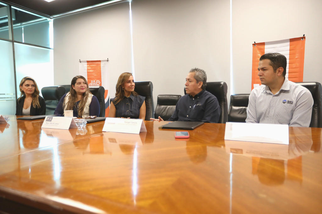 La Presidenta de DIF Jalisco Maye Villa de Lemus firmó convenio de aparatos auditivos