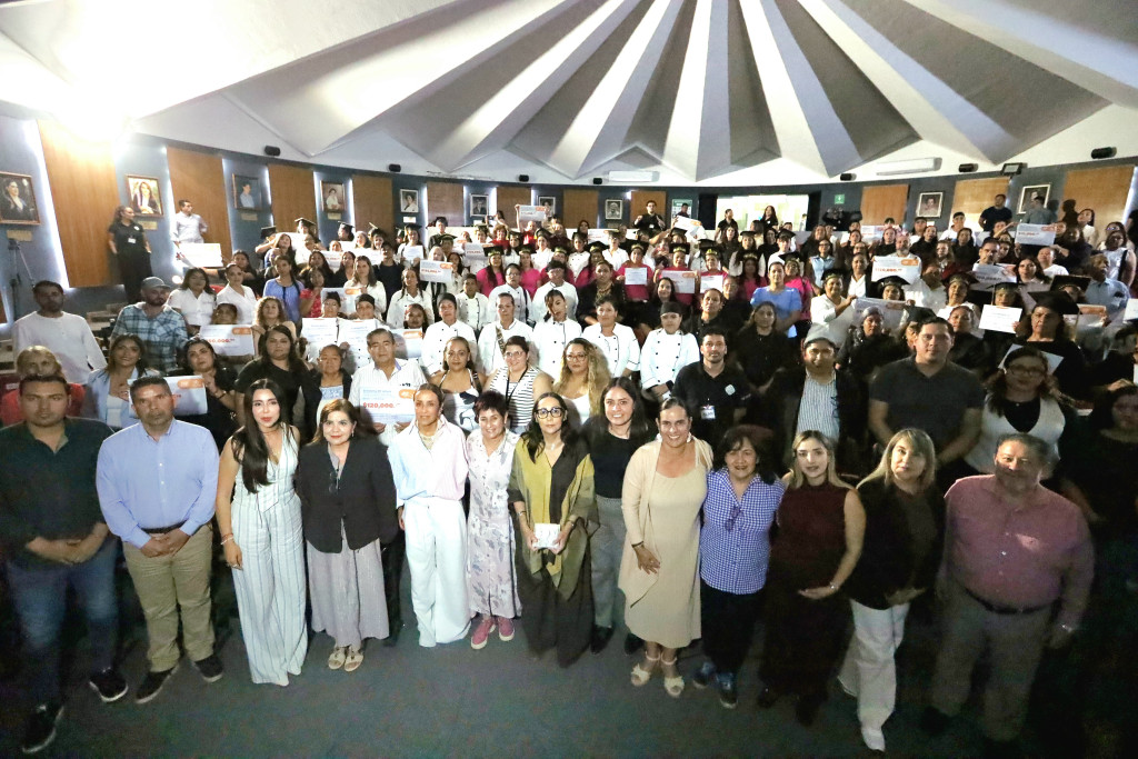 foto ofiaial grupal de autoridades y asistentes