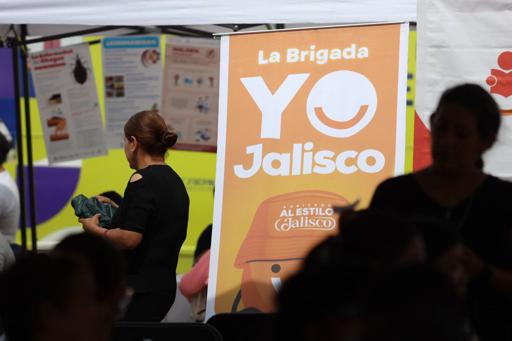 Fotografía general del entorno al fondo se observa la atención de las personas y una lona de identificación de la brigada
