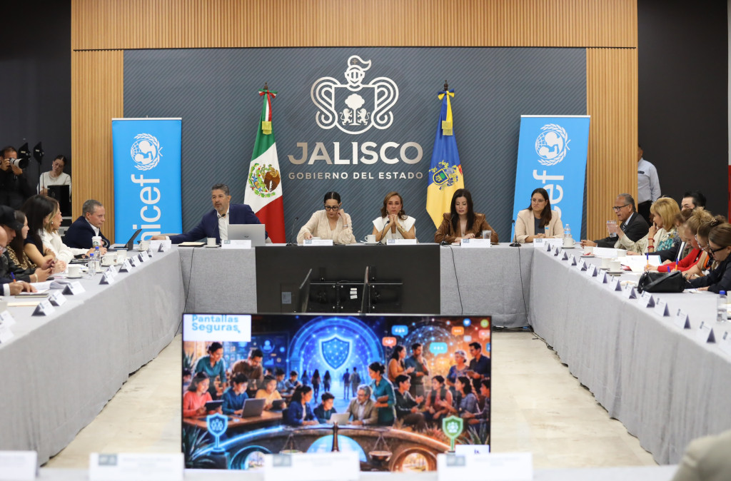 Autoridades en Casa Jalisco sentadas en la mesa de trabajo