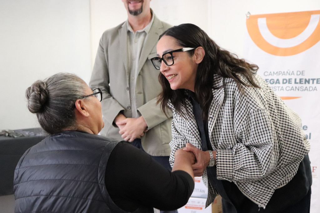 Diana Vargas Salomón, Directora de DIF Jalisco haciendo entrega de un par de lentes para vista cansada