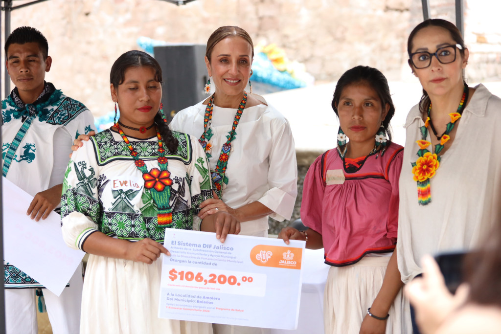 Maye Villa y Diana Vargas entregan cheque con apoyo económico a mujeres beneficiarias del municipio de Bolaños