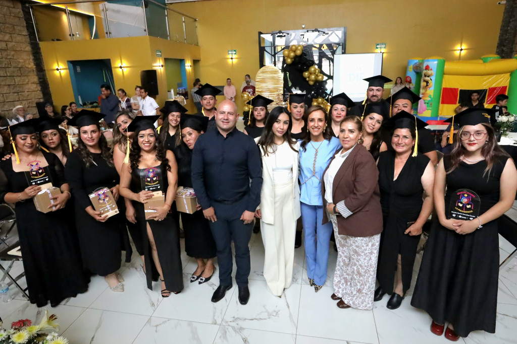 Foto oficial, Maye Villa junto a autoridades municipales y graduadas con birrete