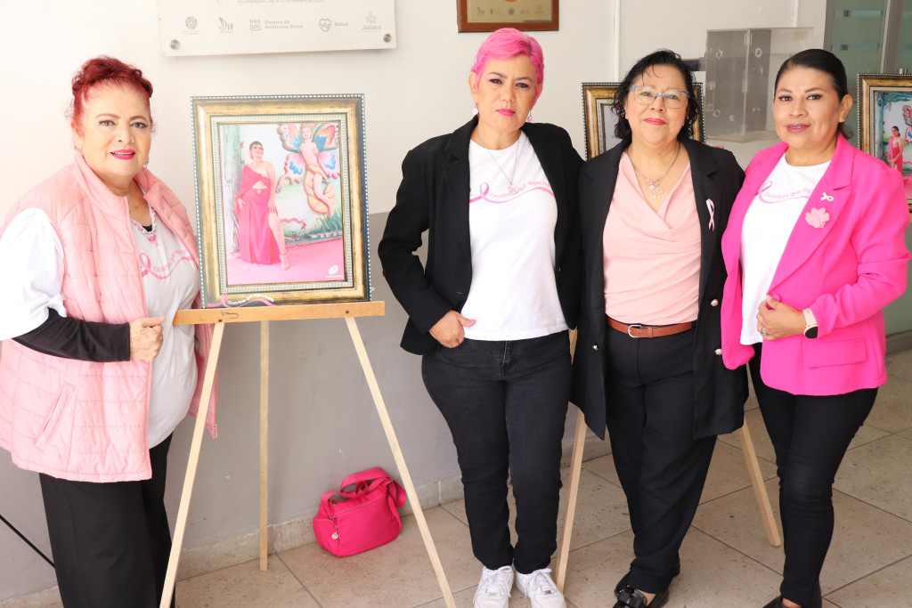 Mujeres sobrevivientes de cáncer de mama dando testimonio de vida en evento de DIF Jalisco