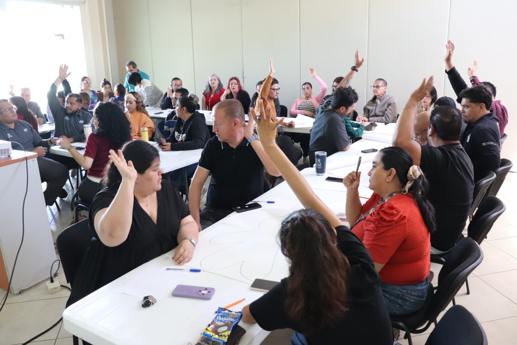 Personal participando en el taller “Reconocer y empatizar con ¿Quién es el otrx?”