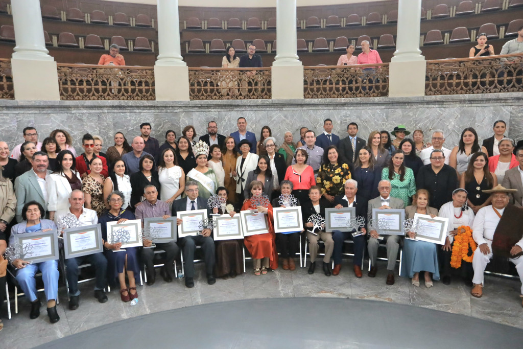 La Presidenta de DIF Jalisco Maye Villa de Lemus asistió al evento Reconocimiento al Adulto Mayor distinguido, el cual se llevó a cabo en Palacio de Gobierno
