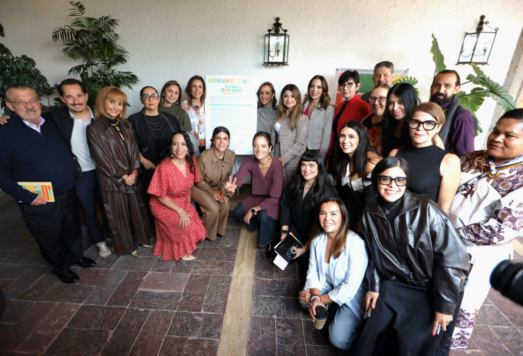 Autoridades reunidas en los pasillos de Casa Jalisco, alrededor del documento donde firmaron los compromisos de la Agenda