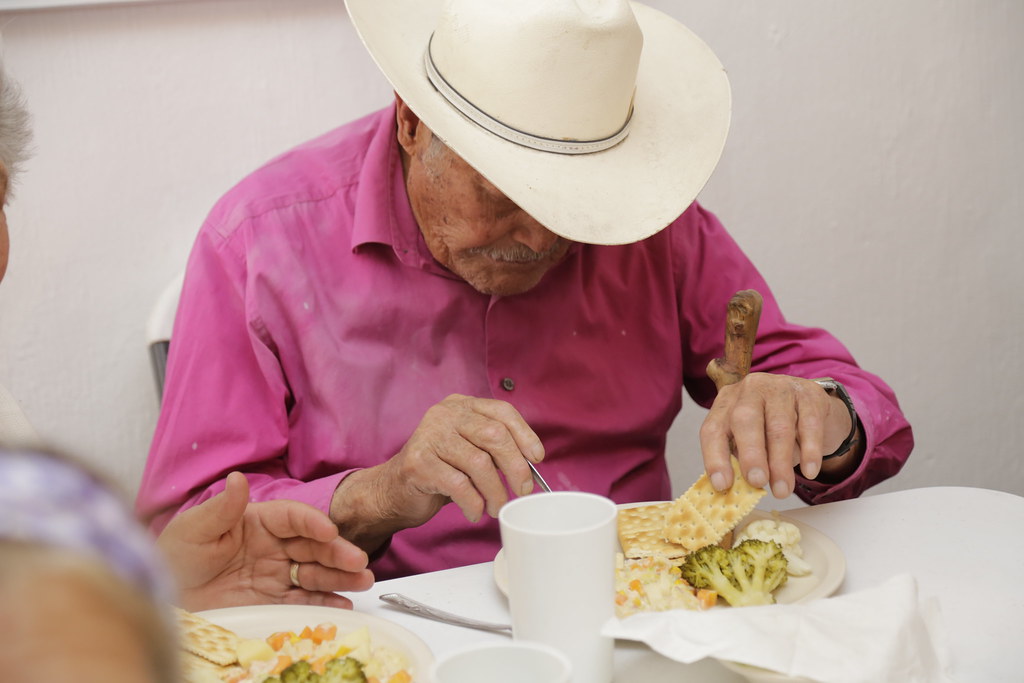 Adulto mayor en comedor asistencial