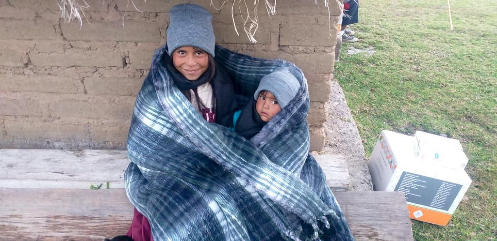 Población indígena de la Región Norte recibe prendas de abrigo y despensas por parte de DIF Jalisco.