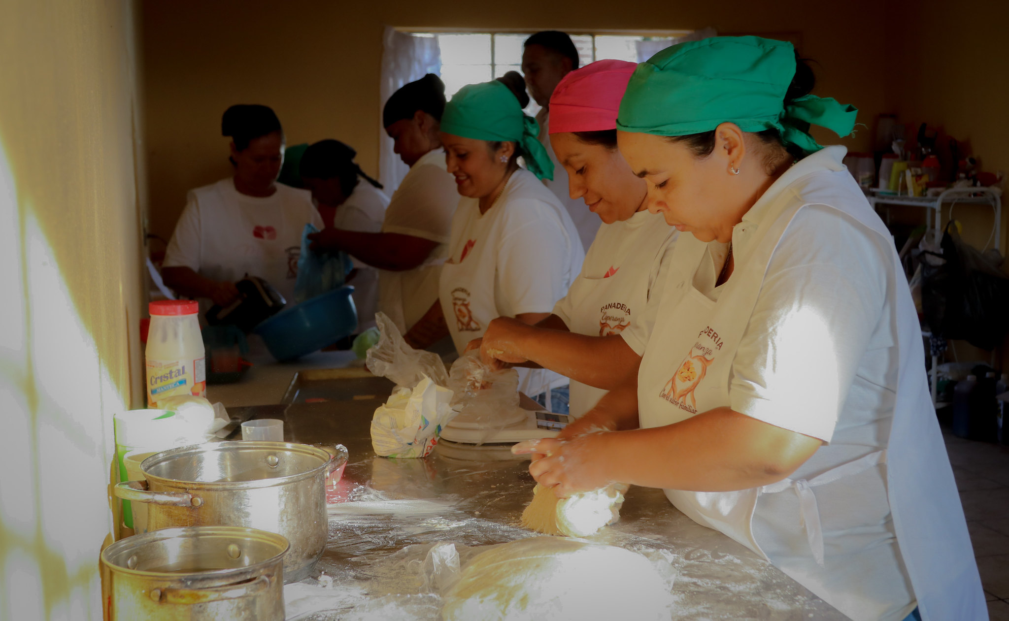 DIF Jalisco otorga becas formativas y apoyos económicos para grupos de desarrollo comunitario.