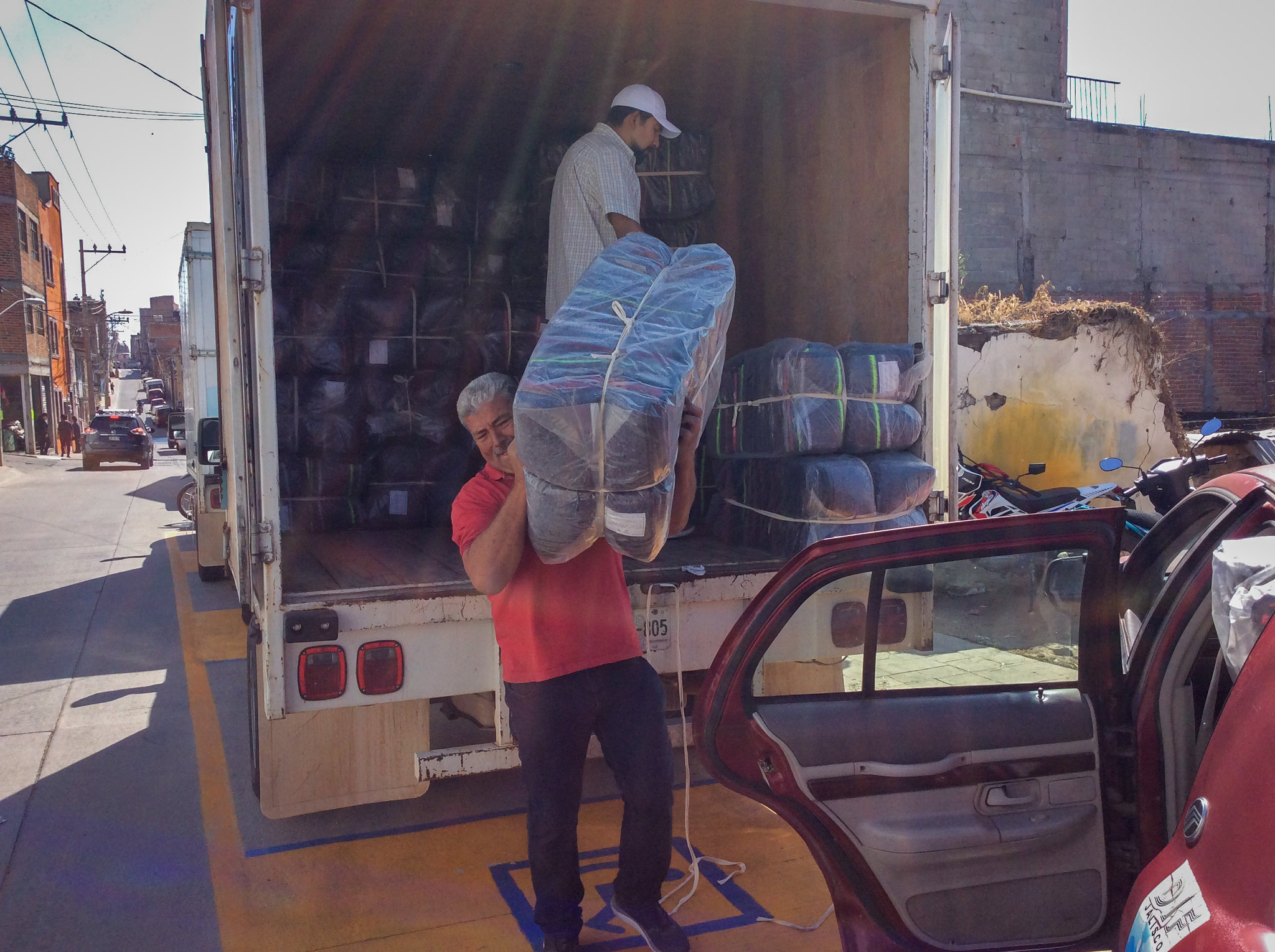 DIF Jalisco distribuye suministros para la atención de peregrinos rumbo a San Juan de los Lagos.