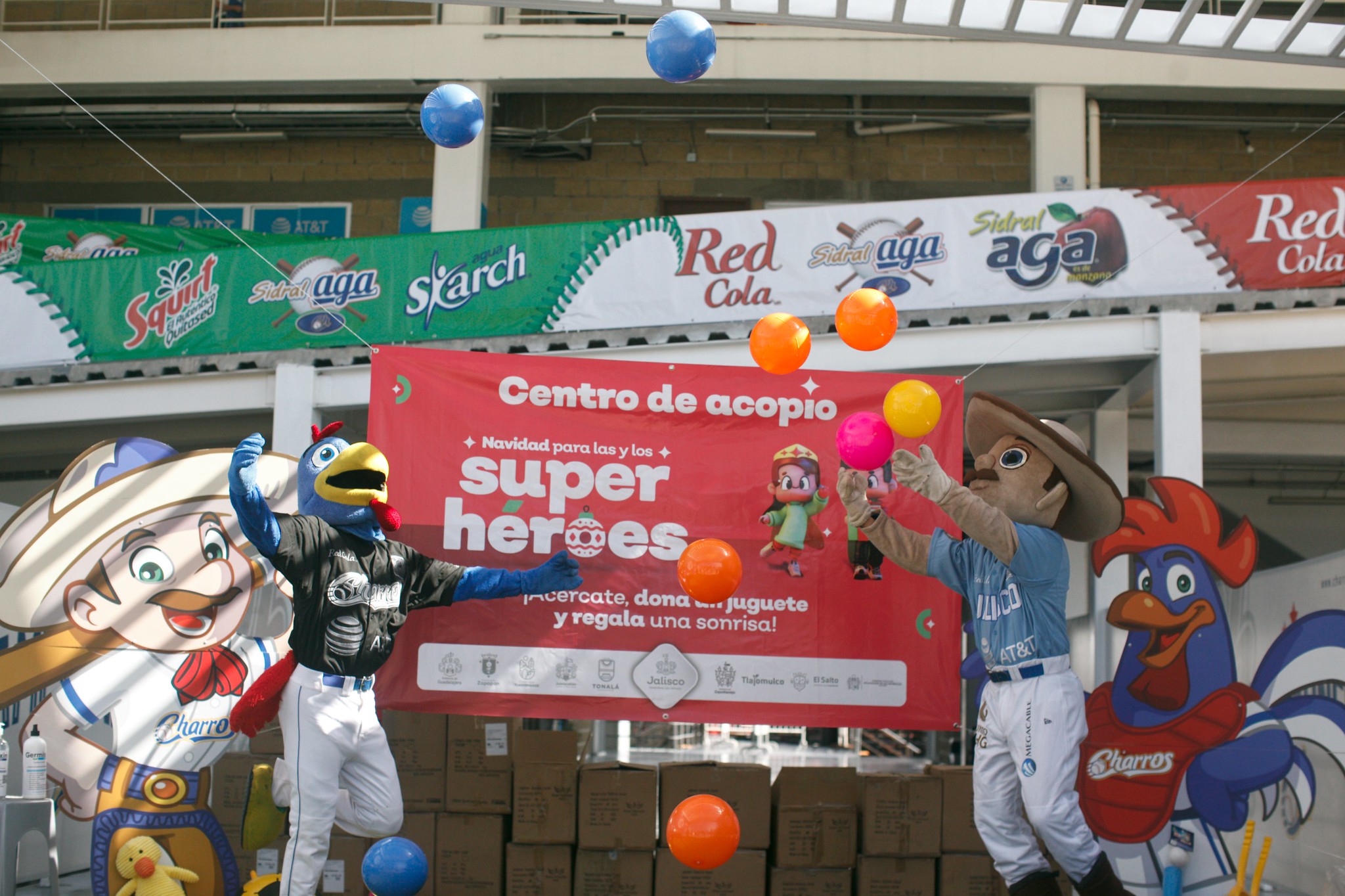 Las mascotas de Charros de Jalisco festejan el donativo de mil juguetes y la apertura de su Centro de Acopio.