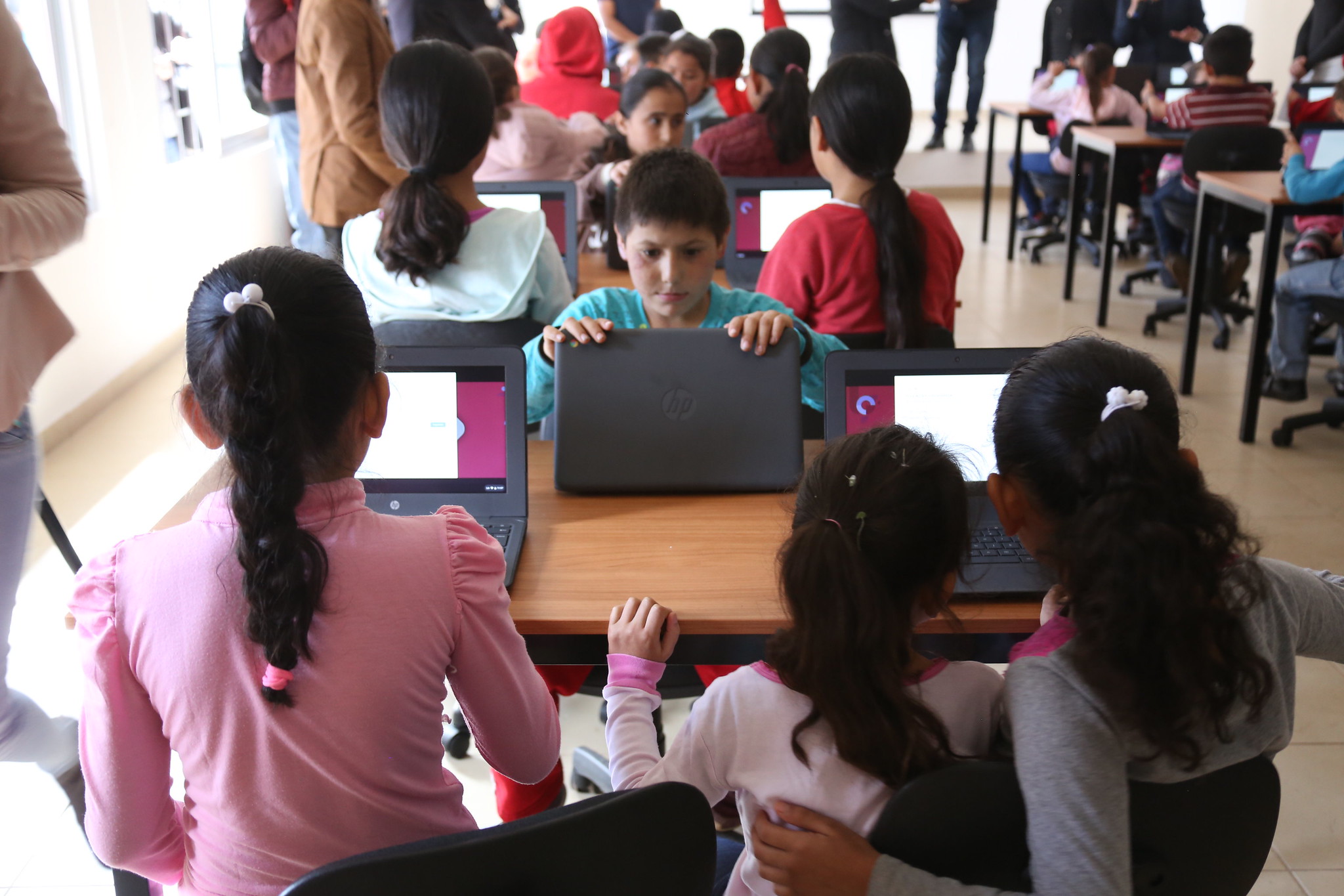 A través de dispositivos Chromebook respaldados con el sistema Google for Education, niñas y niños acceden a las nuevas tecnologías.