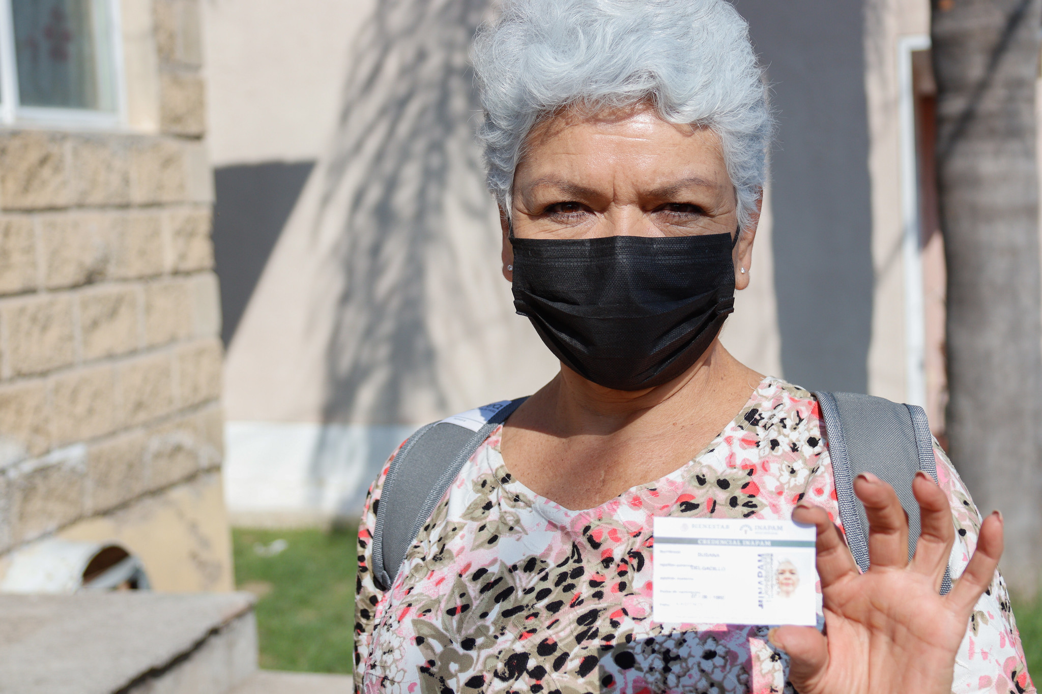 Adulta mayor recibió Credencial INAPAM en el Módulo Itinerante que DIF Jalisco llevó al Municipio de Tonalá.
