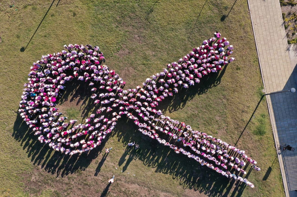 La Glorieta de la Normal lució hoy un lazo humano rosa, en conmemoración del Día Internacional de la Lucha contra el Cáncer de Mama.ación del Día Mu