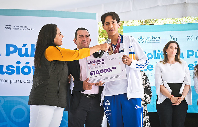 Director de DIF Jalisco entrega cheque a deportista del CODE