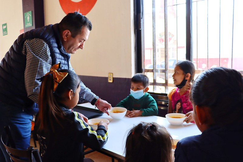 Director de DIF Jalisco distribuye desayuno a niños en el comedor comunitario de la localidad de San Pedro Itzicán.