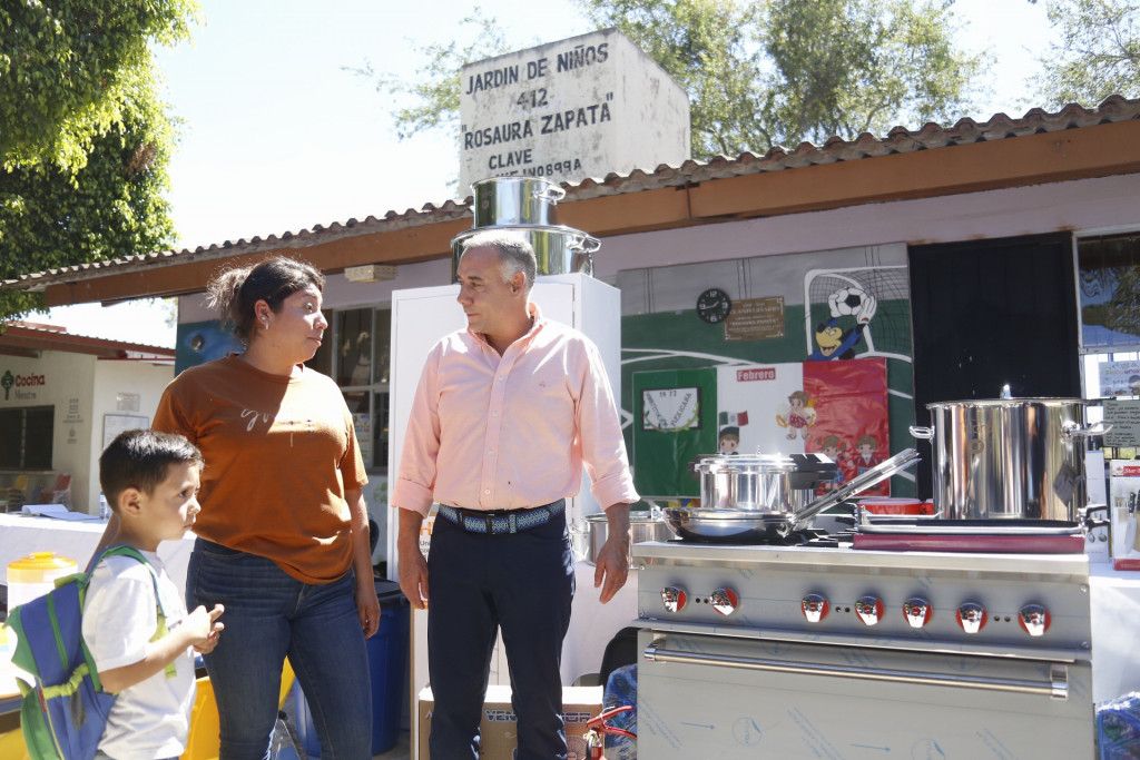 En el marco de una gira de trabajo, el Secretario del Sistema de Asistencia Social, Alberto Esquer Gutiérrez, entregó equipamiento para cocinas MENUTRE en San Gabriel y Tonaya.