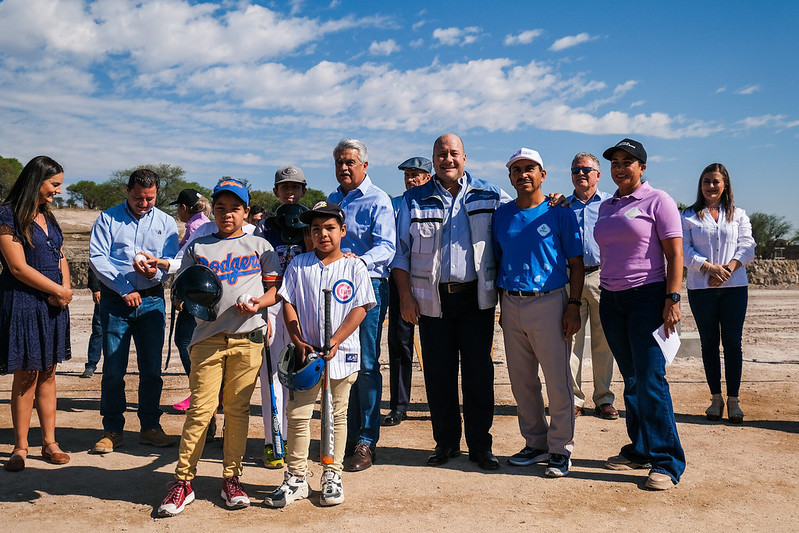 Gobernador junto a alumnos de la academia deportiva de beisbol y su entrenador
