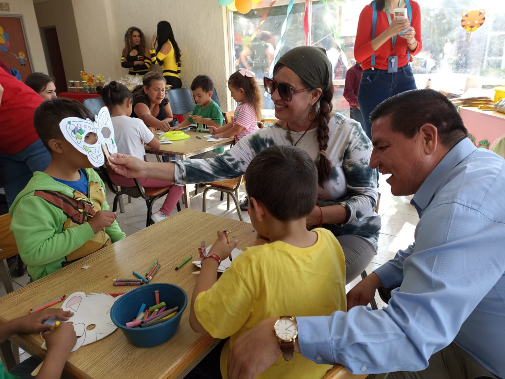 Director de DIF Jalisco convive con niños que hacen máscaras de papel