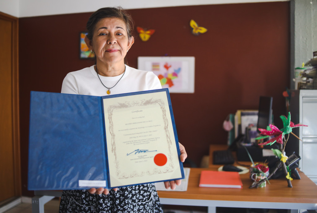 Beatriz Hernández muestra el certificado de capacitación